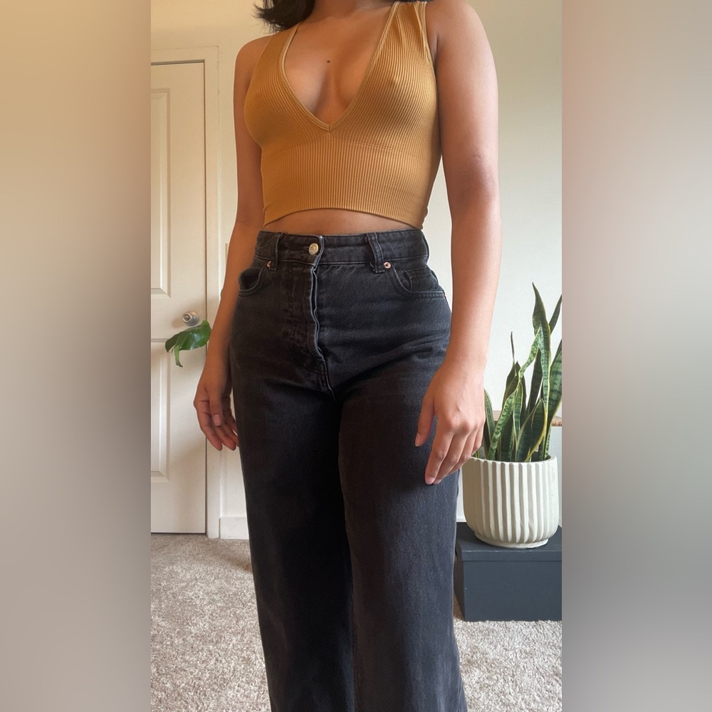 Seemless plunge bra top. Model is 5’0”- 110lbs for reference.